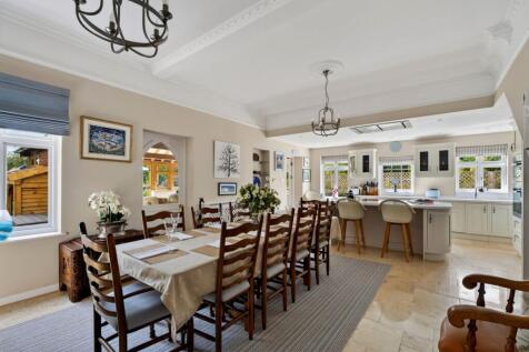 Dining area to kitchen