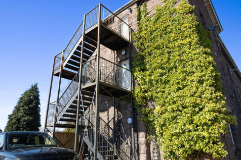 Side elevation and stairs to entrance...
