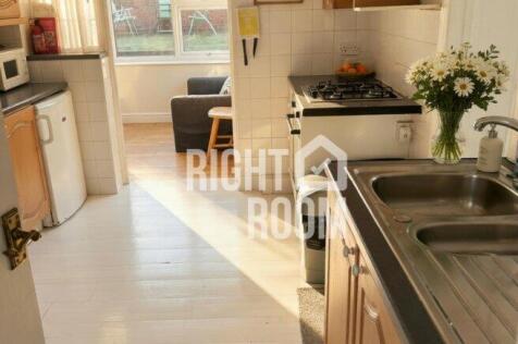 room-2-7-fountains-close-bn1-7br-1064525