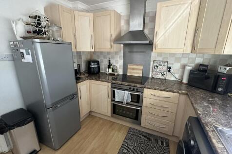 Hayling Court, Broadfield, Crawley photo 4