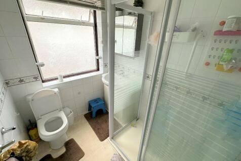 FITTED SHOWER ROOM