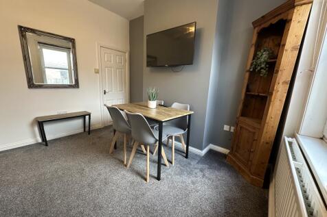 West End // Harvey St // 3 Bed // September 2027 photo 4