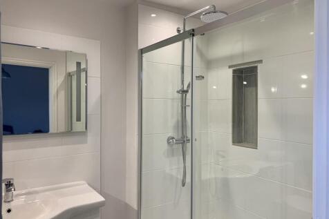 En-suite shower room.JPG