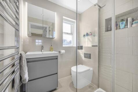 En Suite Shower Room:
