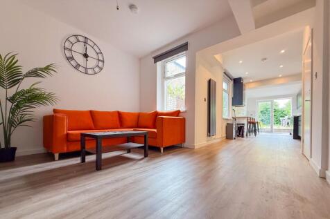 6-bed terraced on Strathnairn Street, Roath, £3,660/mo
