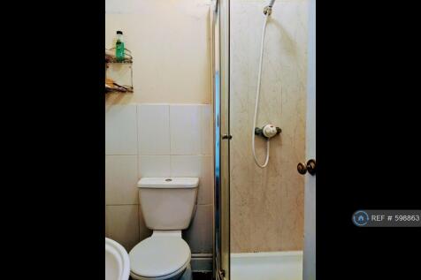 1 Of The 4 Shared Bathrooms