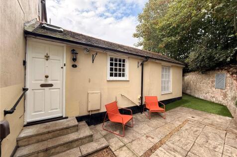 2-bed flat on Winchester House, 112-114 Winchester Road, Romsey, Hampshire, SO51, £1,300/mo