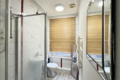 West Parade Room Available Immediately photo 5