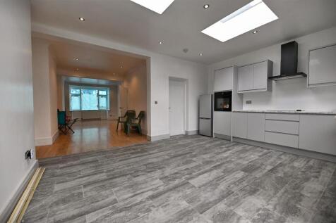 15-kitchen-through-to-lounge.jpg