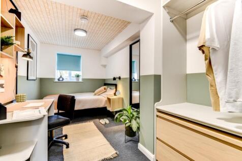 Bright, modern single bedroom with a comfortabl...