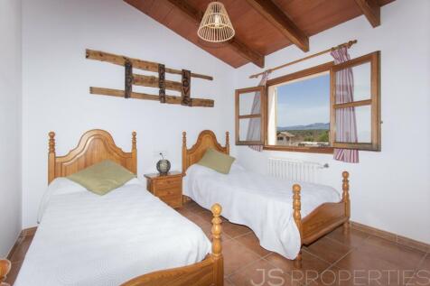 SPECTACULAR VILLA WITH LARGE TERRAIN