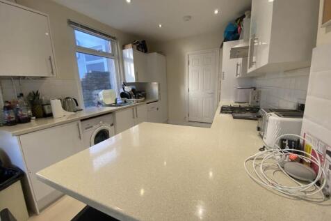 6-bed terraced on Lisvane Street, Cathays, Cardiff, £3,180/mo