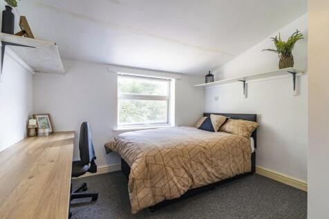 West End // 4 Bed // July 2027 photo 3