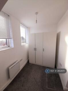 Main Double Bedroom (Wardrobe Area)