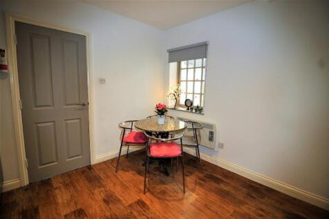 Flat , The Courtyard, Lower North Street, Exeter photo 5