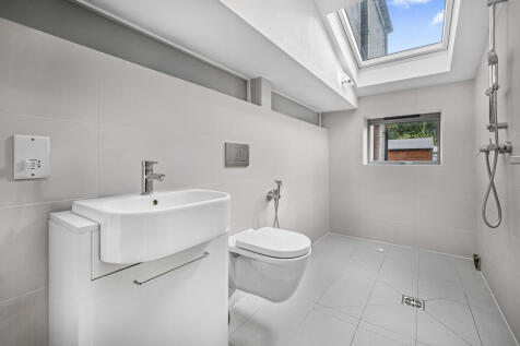 3 bed, 2 bath Terraced in London - Photo 9