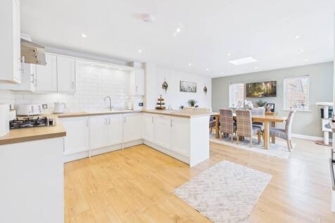 open plan dining/kitchen
