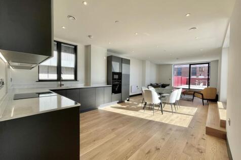 KITCHEN/LIVING