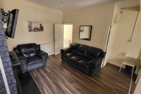 4-bed semi-detached on Braemar Road, £2,427/mo