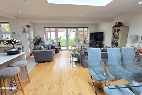 LOUNGE/KITCHEN/DINING AREA