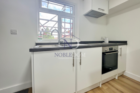 SPLIT-LEVEL ONE BEDROOM FLAT IN HOUNSLOW