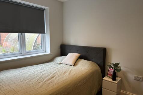 Lord Tennyson // 2 Bed & 2 Bath Apt // Ensuites // AUG 2027 photo 4
