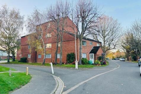 TWO BEDROOM SPLIT-LEVEL FLAT, Cranston Close, Hou