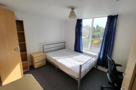 Bright, tidy bedroom with a double bed, fitted ...