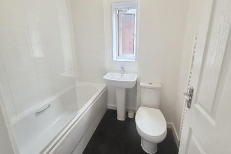 Balmoral Close, Northampton, NN5 photo 5