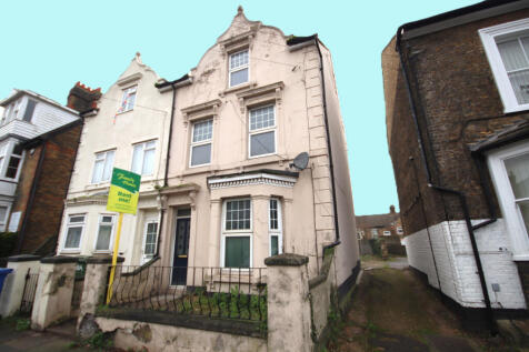 4 Bedroom Home in Town Centre Location