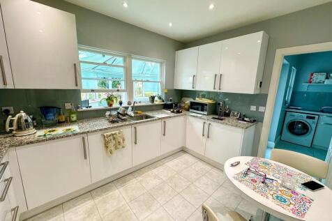 2 Rawlins Close, N3 (6).jpg