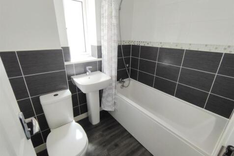 8 Ellis Drive bathroom.jpg