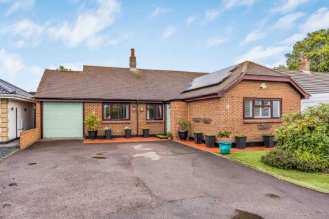 DETACHED 3 BED, 2 BATH BUNGALOW IN THE HEART OF M