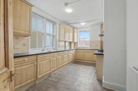 3 KITCHEN .JPG