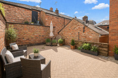 Sunny courtyard w...
