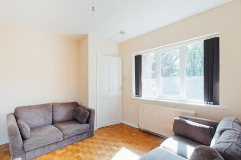 4-bed house on Holywell Drive, Loughborough, £2,080/mo