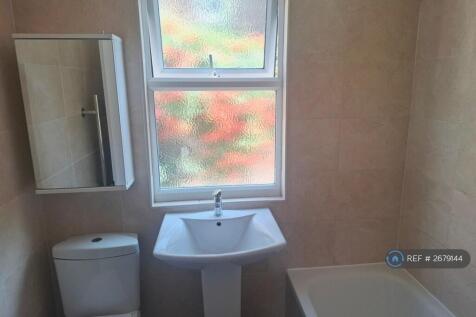 1st Floor Bathroom 
