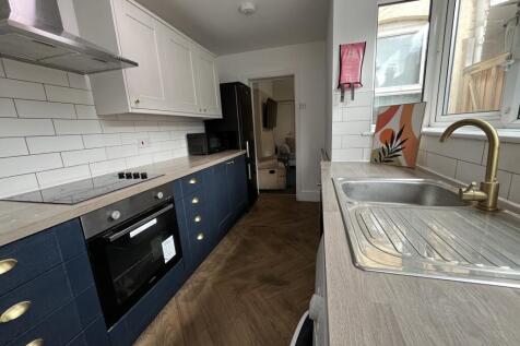 Ripon St // 4 Bed // SEPT 2026 photo 3