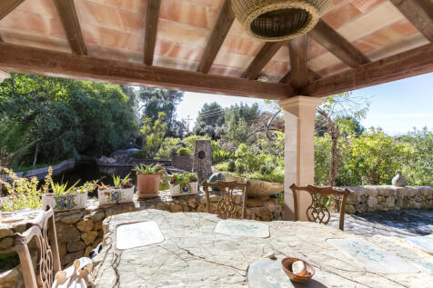 Unique dining area on the covered terrace