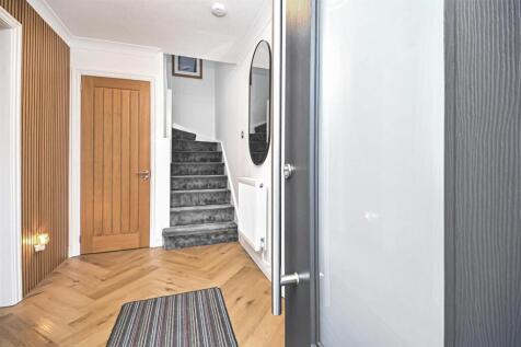 2 Spinerette Close Entrance Hall (3).jpg
