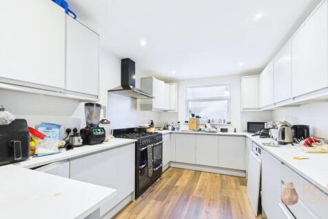 Communal Kitchen / Dining Area