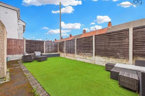 A private, sun-catching garden designed for easy outdoor living