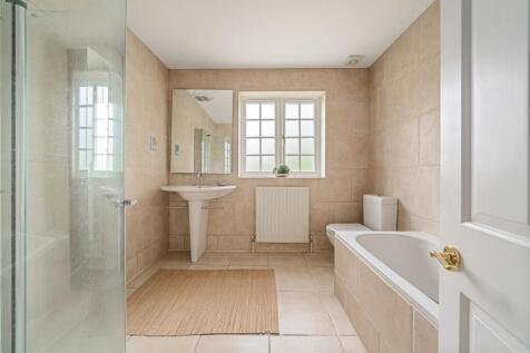 Hawksview, Cobham, KT11 photo 4