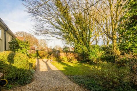 Side garden/driveway 