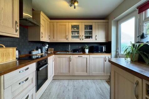 Fully fitted kitchen &amp; door to garden