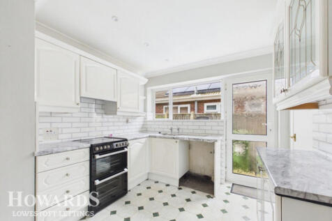 Mills Drive, LOWESTOFT photo 3