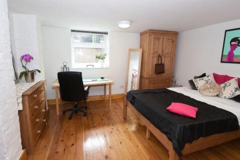 Bright, well-presented double bedroom with poli...