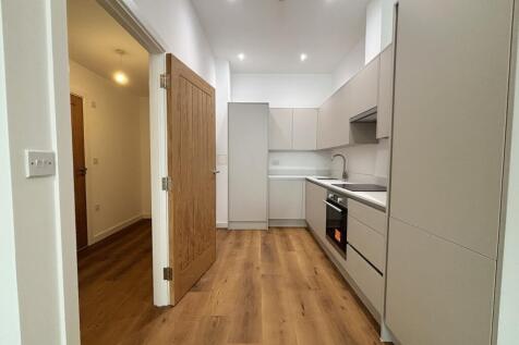 Lakeside Close, Staines-upon-Thames, Surrey, TW18 photo 3