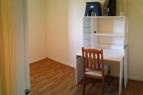 Bright, simply furnished single bedroom with wo...