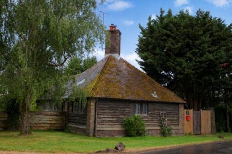 Two-bedroom detached lodge with a garage and stud
